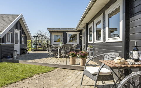 Ylvie - 150M from the Sea: Blau, Strauch, Hütte, Ground, Garten, Estate, Schatten, Landscaping, Bauernhaus, Eco Hotel