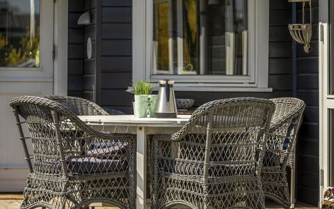 Ylvie - 150M from the Sea: Blau, Strauch, Hütte, Ground, Garten, Estate, Schatten, Landscaping, Bauernhaus, Eco Hotel