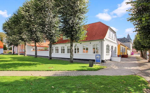 Reeta - 32Km from the Sea: Dach, Haus, Grundstueck, Zuhause, Hütte, Estate, Gartenbauten, Schatten, Blockhaus, Landscaping