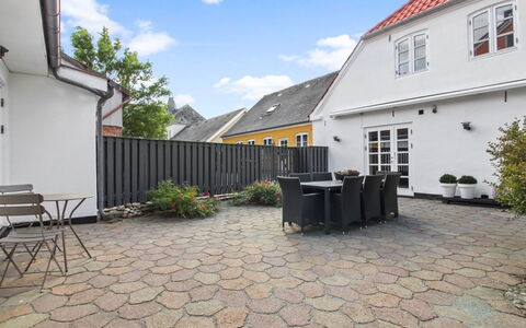 Reeta - 32Km from the Sea: Dach, Haus, Grundstueck, Zuhause, Hütte, Estate, Gartenbauten, Schatten, Blockhaus, Landscaping