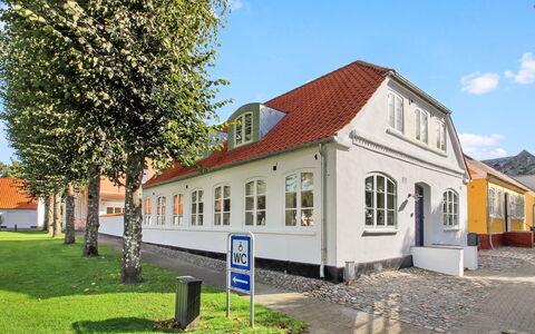 Reeta - 32Km from the Sea: Dach, Haus, Grundstueck, Zuhause, Hütte, Estate, Gartenbauten, Schatten, Blockhaus, Landscaping