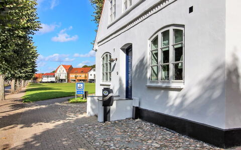 Reeta - 32Km from the Sea: Dach, Haus, Grundstueck, Zuhause, Hütte, Estate, Gartenbauten, Schatten, Blockhaus, Landscaping