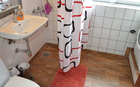 Claudia: Badezimmer, Bad Sink, Armatur, Flooring, Sinken, Fussboden, Toilette, Toilleten Sitz, Interior Design, Zapfhahn