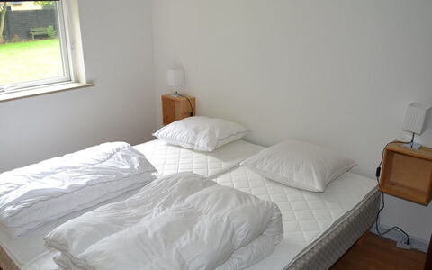 Claudia: Bett, Schlafzimmer, Möbel, Holz, Bedding, Fussboden, Bettdecke, Flooring, Textil, Linens