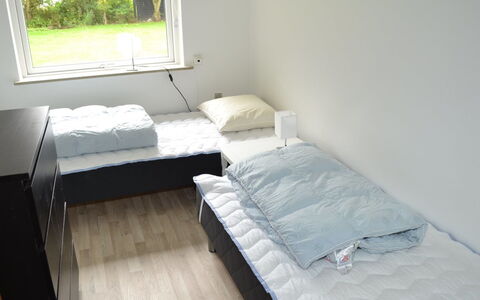 Claudia: Bett, Schlafzimmer, Fussboden, Flooring, Bedding, Bettdecke, Möbel, Bettrahmen, Linens, Zimmer