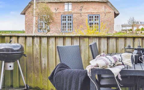 Adine - 13Km from the Sea: Blau, Strauch, Hütte, Ground, Garten, Estate, Schatten, Landscaping, Bauernhaus, Eco Hotel