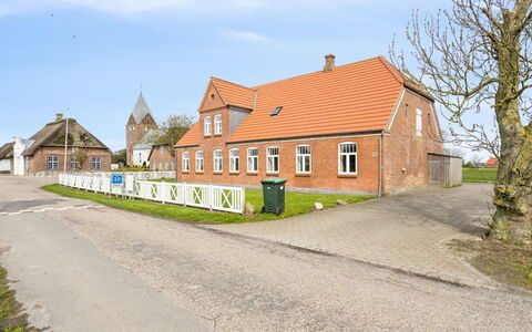 Adine - 13Km from the Sea: Blau, Strauch, Hütte, Ground, Garten, Estate, Schatten, Landscaping, Bauernhaus, Eco Hotel