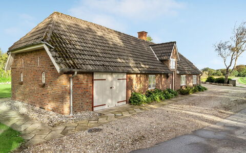 Hedda - 15Km from the Sea: Blau, Strauch, Hütte, Ground, Garten, Estate, Schatten, Landscaping, Bauernhaus, Eco Hotel