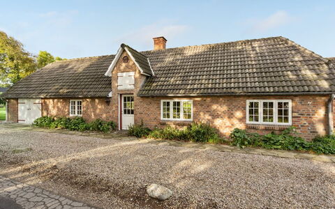 Hedda - 15Km from the Sea: Blau, Strauch, Hütte, Ground, Garten, Estate, Schatten, Landscaping, Bauernhaus, Eco Hotel
