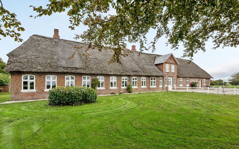 Tilla - 600M from the Sea: Blau, Strauch, Hütte, Ground, Garten, Estate, Schatten, Landscaping, Bauernhaus, Eco Hotel