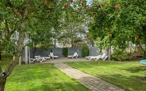 Tilla - 600M from the Sea: Blau, Strauch, Hütte, Ground, Garten, Estate, Schatten, Landscaping, Bauernhaus, Eco Hotel
