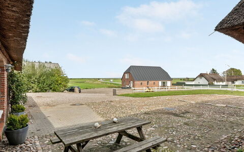 Tilla - 600M from the Sea: Blau, Strauch, Hütte, Ground, Garten, Estate, Schatten, Landscaping, Bauernhaus, Eco Hotel