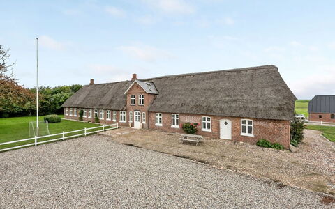 Tilla - 600M from the Sea: Blau, Strauch, Hütte, Ground, Garten, Estate, Schatten, Landscaping, Bauernhaus, Eco Hotel
