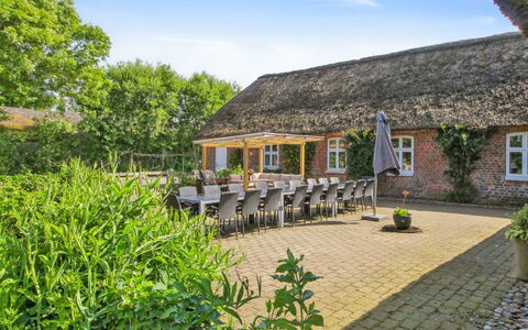 Tilla - 600M from the Sea: Blau, Strauch, Hütte, Ground, Garten, Estate, Schatten, Landscaping, Bauernhaus, Eco Hotel