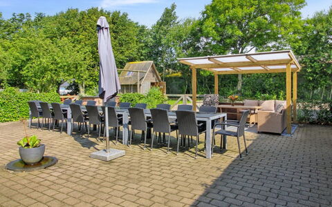 Tilla - 600M from the Sea: Blau, Strauch, Hütte, Ground, Garten, Estate, Schatten, Landscaping, Bauernhaus, Eco Hotel