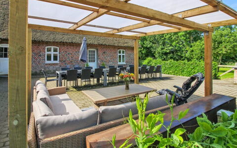 Tilla - 600M from the Sea: Blau, Strauch, Hütte, Ground, Garten, Estate, Schatten, Landscaping, Bauernhaus, Eco Hotel