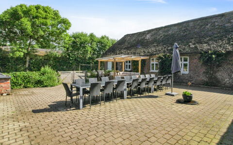 Tilla - 600M from the Sea: Blau, Strauch, Hütte, Ground, Garten, Estate, Schatten, Landscaping, Bauernhaus, Eco Hotel