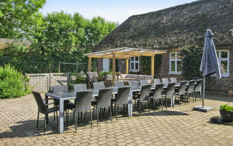 Tilla - 600M from the Sea: Blau, Strauch, Hütte, Ground, Garten, Estate, Schatten, Landscaping, Bauernhaus, Eco Hotel