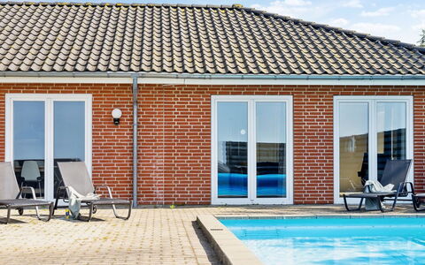 Stefania - 700M from the Sea: Haus, Zuhause, Tür, Dach, Hütte, Estate, Garten, Schatten, Abstellgleis, Garten