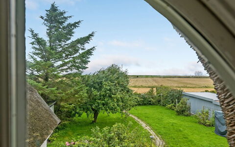 Clausina - 600M from the Sea: Blau, Strauch, Hütte, Ground, Garten, Estate, Schatten, Landscaping, Bauernhaus, Eco Hotel