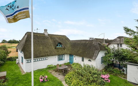 Clausina - 600M from the Sea: Blau, Strauch, Hütte, Ground, Garten, Estate, Schatten, Landscaping, Bauernhaus, Eco Hotel