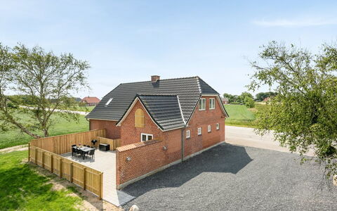 Iina - 13Km from the Sea: Blau, Strauch, Hütte, Ground, Garten, Estate, Schatten, Landscaping, Bauernhaus, Eco Hotel