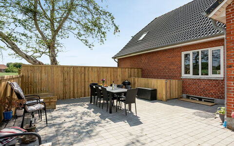 Iina - 13Km from the Sea: Blau, Strauch, Hütte, Ground, Garten, Estate, Schatten, Landscaping, Bauernhaus, Eco Hotel