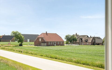 Iina - 13Km from the Sea: Blau, Strauch, Hütte, Ground, Garten, Estate, Schatten, Landscaping, Bauernhaus, Eco Hotel