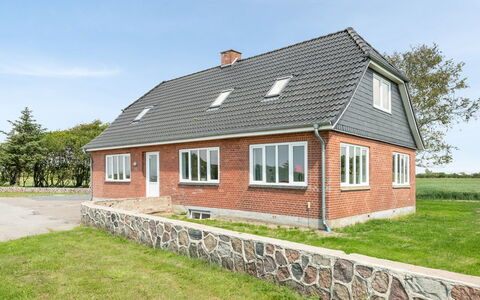 Iina - 13Km from the Sea: Blau, Strauch, Hütte, Ground, Garten, Estate, Schatten, Landscaping, Bauernhaus, Eco Hotel