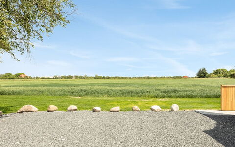 Iina - 13Km from the Sea: Einfach, Wiese, Rasen, Garten, Landscaping, Feld