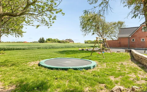 Iina - 13Km from the Sea: Himmel, Gras, Einfach, Landschaft, Wiese, Grundstueck, Wolke, Rasen, Garten