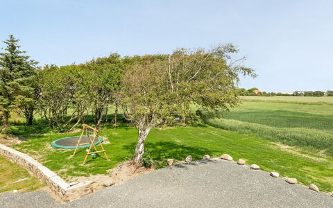 Iina - 13Km from the Sea: Gras, Strauch, Grundstueck, Garten, Gehölz, Rasen, Landscaping, Schatten, Garten