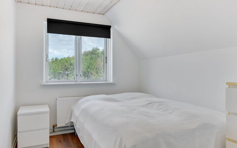 Iina - 13Km from the Sea: Interior Design, Schlafzimmer, Bett, Decke, Holz, Flooring, Fussboden, Bedding, Bettdecke, Möbel