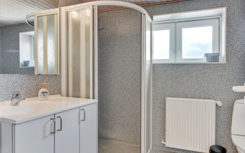 Iina - 13Km from the Sea: Wand, Armatur, Flooring, Fussboden, Interior Design, Badezimmer, Installation, Decke, Zimmer, Sinken