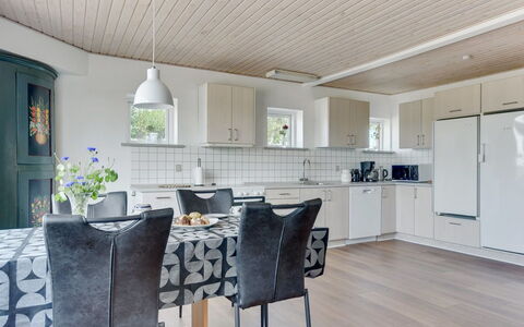 Iina - 13Km from the Sea: Möbel, Interior Design, Holz, Flooring, Decke, Fussboden, Küche & Esszimmer Tisch, Küche, Zuhause, Countertop
