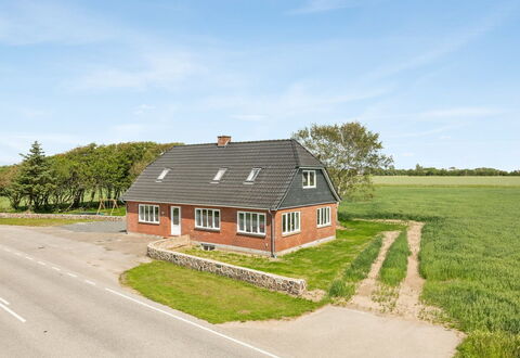 Iina - 13Km from the Sea: Gebäude, Gras, Fenster, Haus, Dach, Zuhause, Die Architektur, Hütte, Ländliches Gebiet, Grundstueck