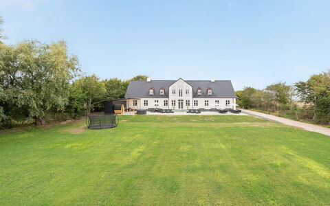 Niki - 15Km from the Sea: Blau, Strauch, Hütte, Ground, Garten, Estate, Schatten, Landscaping, Bauernhaus, Eco Hotel