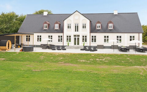 Niki - 15Km from the Sea: Blau, Strauch, Hütte, Ground, Garten, Estate, Schatten, Landscaping, Bauernhaus, Eco Hotel
