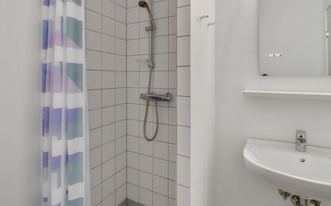 Arngerus: Badezimmer, Wand, Interior Design, Armatur, Flooring, Fussboden, Bad Sink, Installation, Zimmer, Sinken