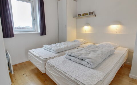Arngerus: Bett, Schlafzimmer, Wand, Bedding, Bettdecke, Holz, Fussboden, Interior Design, Decke, Flooring