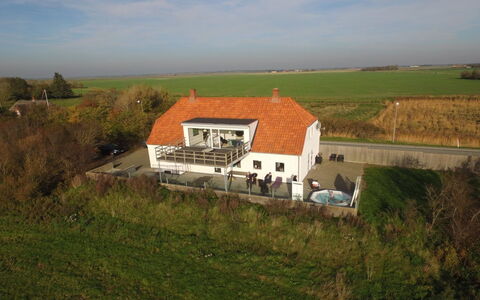 Ammy - 7.5Km from the Sea: Wohngebiet, Dach, Vorort, Auffahrt, Estate, Kamin