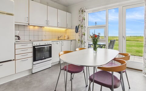 Sofija: Flooring, Interior Design, Fussboden, Möbel, Decke, Zimmer, Wohnung, Küche & Esszimmer Tisch, Stuhl, Esszimmer