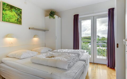 Sofija: Schlafzimmer, Interior Design, Bett, Zuhause, Decke, Fussboden, Wohnung, Bedding, Bettdecke, Bettrahmen