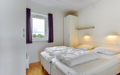 Sofija: Schlafzimmer, Bett, Bettdecke, Bedding, Decke, Fussboden, Bettrahmen, Matratze, Wohnheim, Hotel