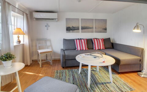Segut: Möbel, Interior Design, Stuhl, Flooring, Tabelle, Resort, Fussboden, Decke, Zimmer, Eco Hotel
