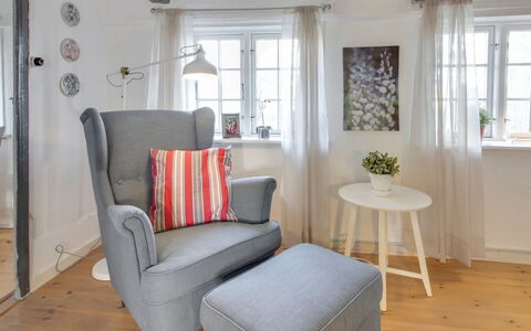 Segut: Möbel, Interior Design, Stuhl, Flooring, Tabelle, Resort, Fussboden, Decke, Zimmer, Eco Hotel
