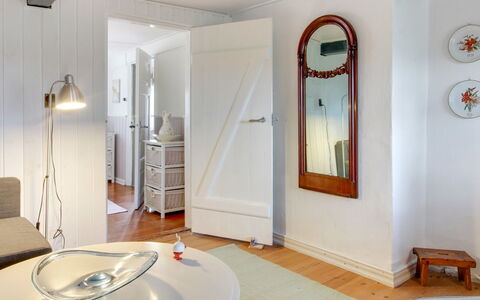 Segut: Möbel, Interior Design, Stuhl, Flooring, Tabelle, Resort, Fussboden, Decke, Zimmer, Eco Hotel