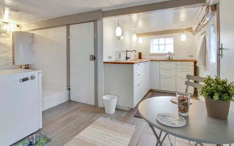 Segut: Möbel, Interior Design, Stuhl, Flooring, Tabelle, Resort, Fussboden, Decke, Zimmer, Eco Hotel