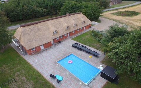 Alitta - 27Km from the Sea: Dach, Haus, Grundstueck, Zuhause, Hütte, Estate, Gartenbauten, Schatten, Blockhaus, Landscaping