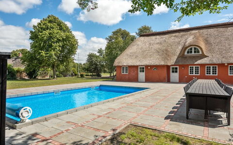 Alitta - 27Km from the Sea: Dach, Haus, Grundstueck, Zuhause, Hütte, Estate, Gartenbauten, Schatten, Blockhaus, Landscaping